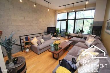 Main picture of 1010 W Fry St