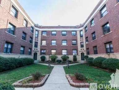 Main picture of 813 W Waveland Ave