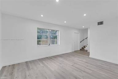 Main picture of 2850 SW 18th St