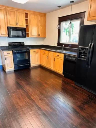 Main picture of 1607 Front Ave NE