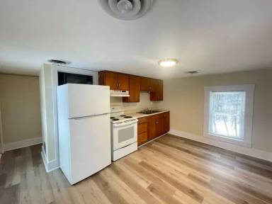 Main picture of 98 Main St