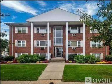 Main picture of 924 Main St