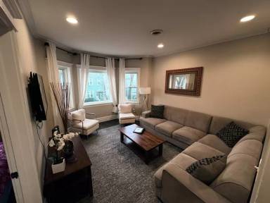 Main picture of 3049 N Leavitt St
