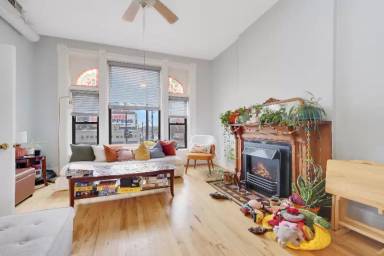 Main picture of 1563 N Wells St