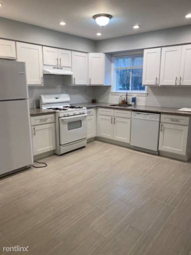 Main picture of 221 Carlyle Grn