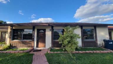 Main picture of 4704 SW 136th Pl