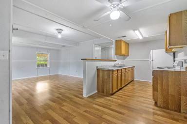 Main picture of 3718 Hedge Row St