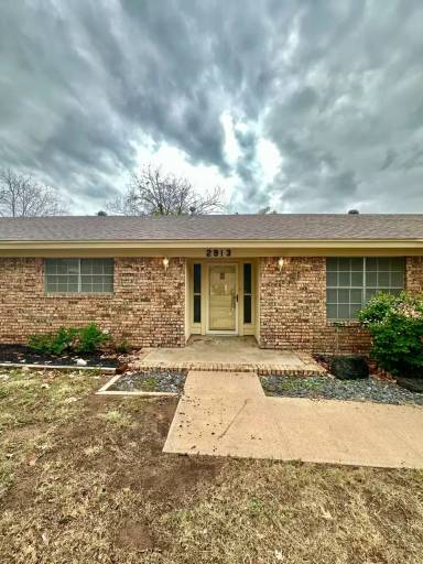 Main picture of 2913 Oak Forest Dr