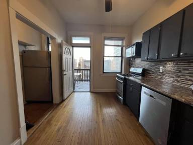 Main picture of 913 W Lawrence Ave