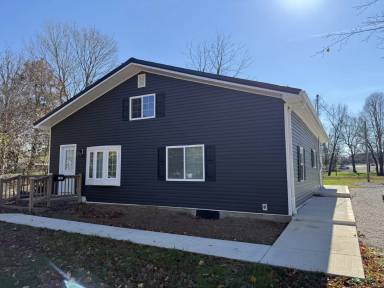 Main picture of 121 E Main St