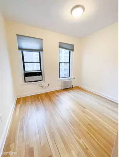 Main picture of 165 E 83rd St