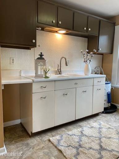 Main picture of 1082 E Trinity Ln