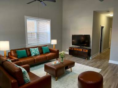 Main picture of 1753 W Augusta Blvd