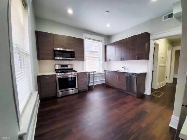 Main picture of 1521 W Leland Ave
