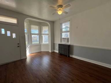Main picture of 124 N Main St