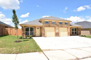 Main picture of 404 Sladecek Dr