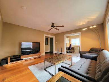 Main picture of 407 N Broadway Ave