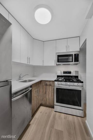 Main picture of 220 E 95th St