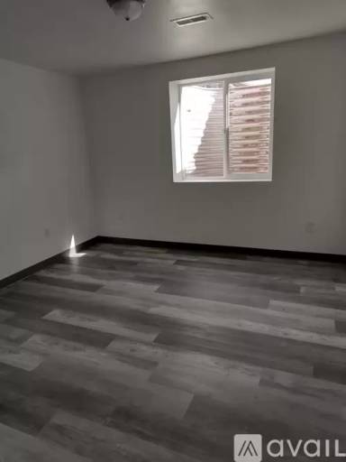 Main picture of 1740 E Queen Ave