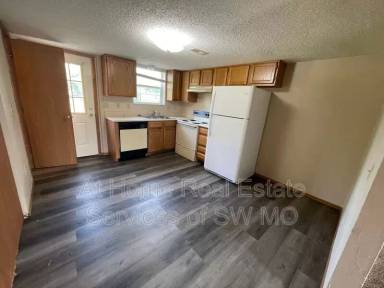 Main picture of 1143 W Hall St