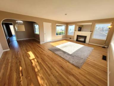 Main picture of 215 Boice St S