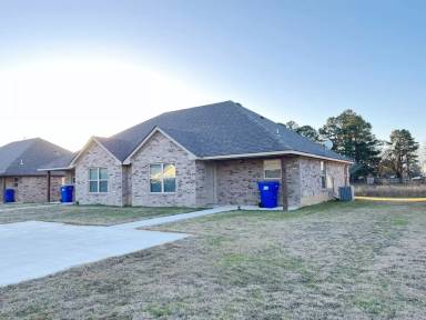 Main picture of 33 Pine Ridge Ln