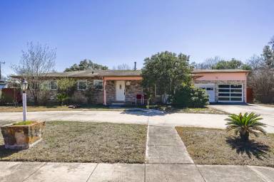 Main picture of 2622 W Summit Ave