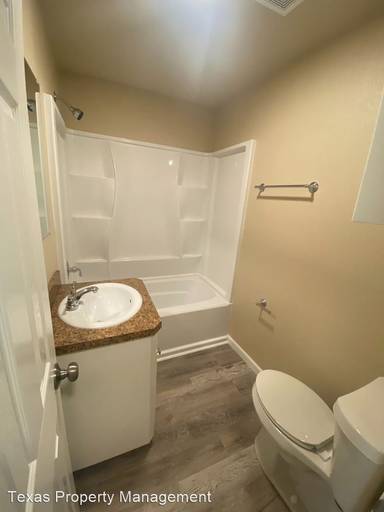 Main picture of 400 W Chambers St
