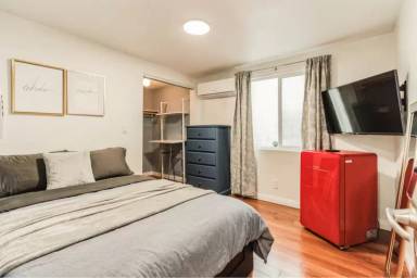 Main picture of 1519 W 37th Pl
