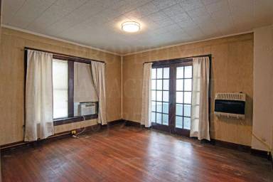 Main picture of 405 W 5th St
