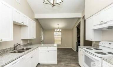 Main picture of 7101 Laurelhill Ct N