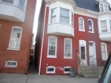 Main picture of 904 W Poplar St