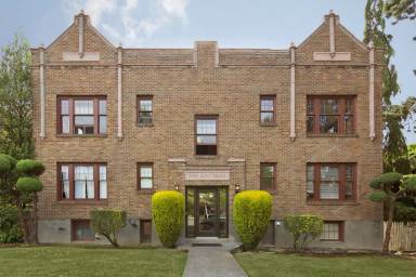 Main picture of 1624 41st Ave E