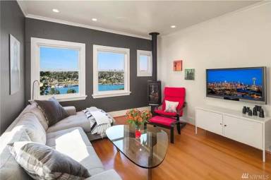 Main picture of 2913 Franklin Ave E