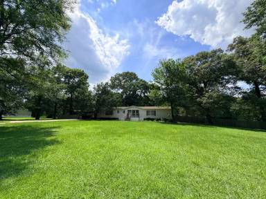 Main picture of 7810 W Lakeshore Dr