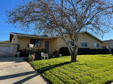 Main picture of 220 Lilac Ct