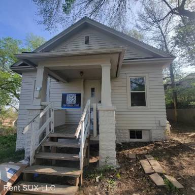 Main picture of 407 W 1st St