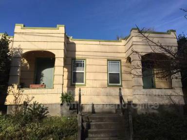 Main picture of 2415 SE Madison St