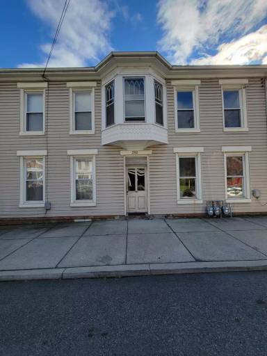 Main picture of 252 Lincoln Way W