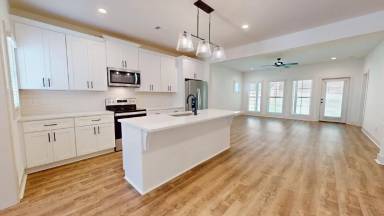 Main picture of 872 Village Dr