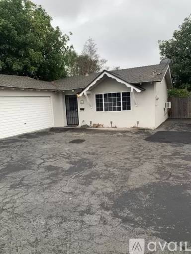 Main picture of 742 W Duell St
