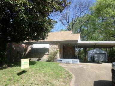 Main picture of 1698 Whitney Ave