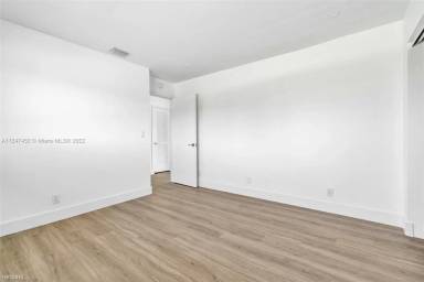 Main picture of 417 SE 3rd Ave