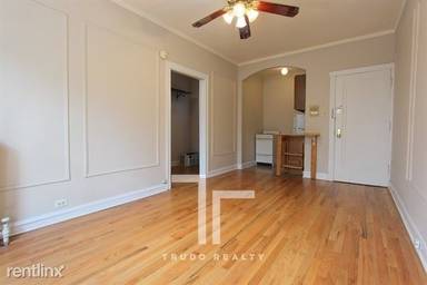 Main picture of 2827 N Burling Apartments