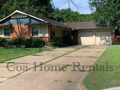 Main picture of 2421 N Perry Ave