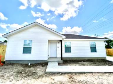 Main picture of 102 Leboeuf St