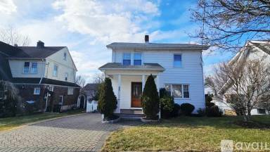 Main picture of 55 Lakeview St