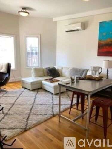 Main picture of 211 Newbury St