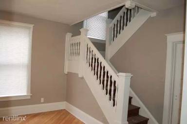 Main picture of 903 E Burlington St