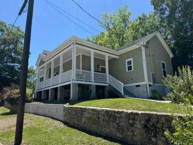 Main picture of 1506 E Main St